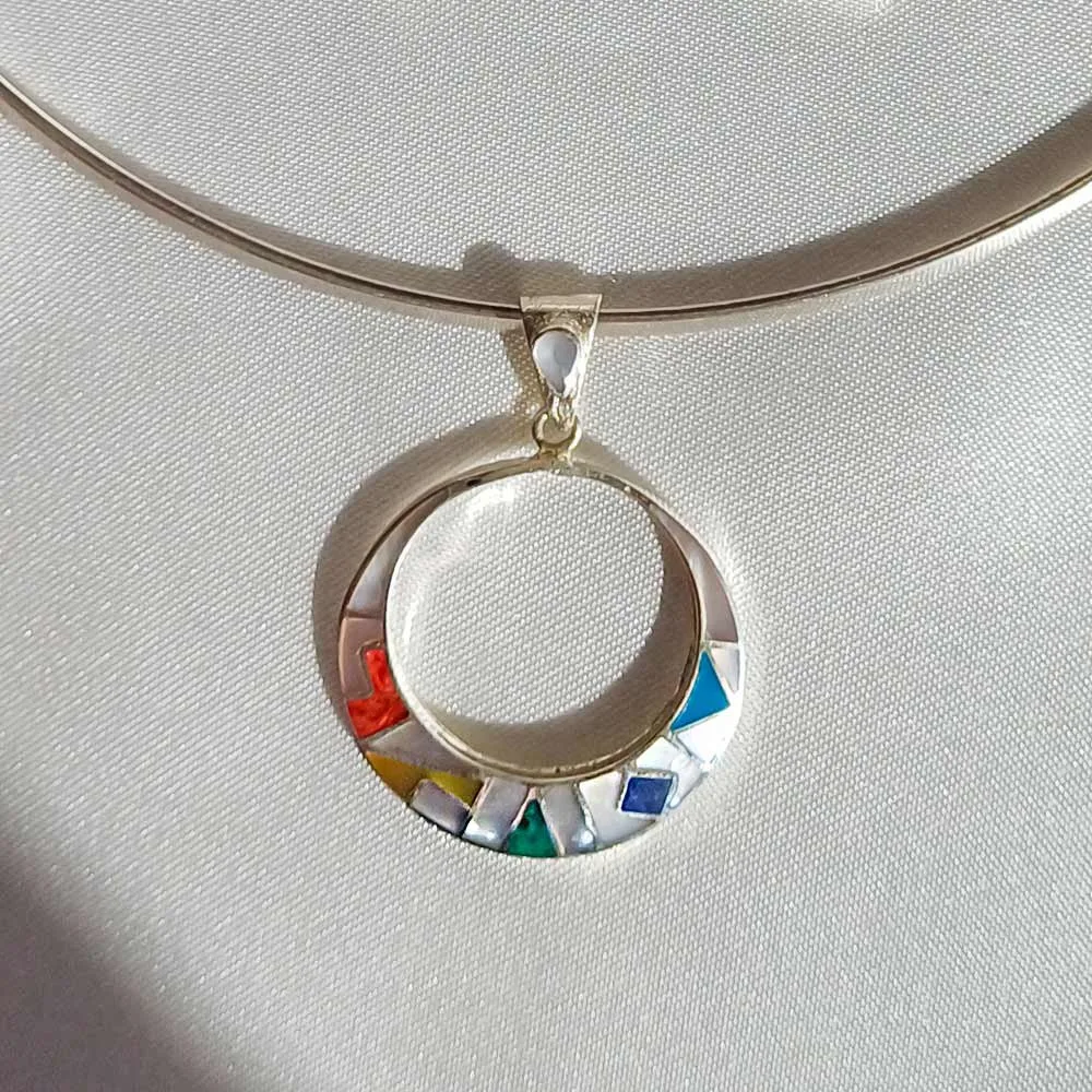 calendario oval pendant